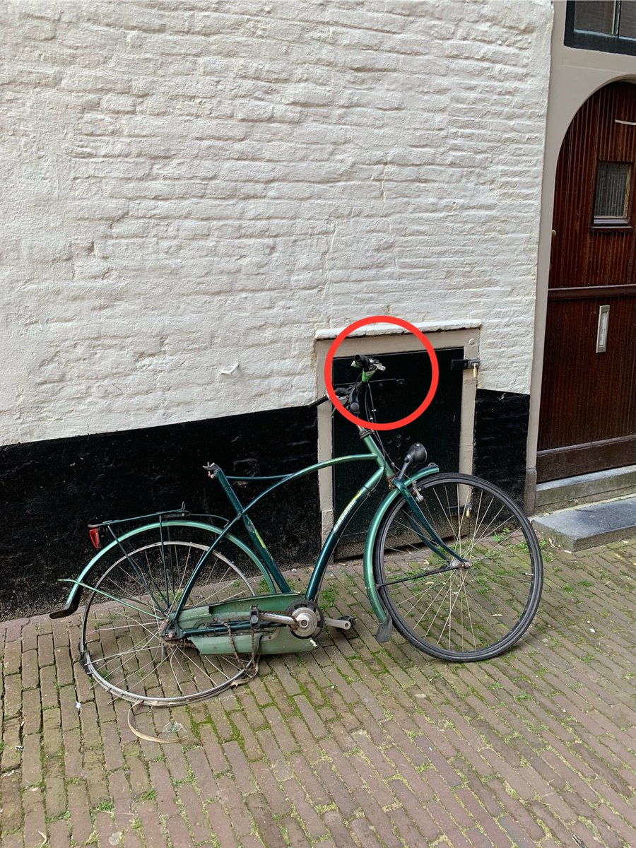 Wimzegt's tweet photo. Fietslabels plakken is slechts het halve werk @Gem_Amersfoort Wanneer worden de ontsierende en in de weg staande fietswrakken in de binnenstad nu daadwerkelijk eens verwijderd? https://t.co/SnOEWZ8MZe