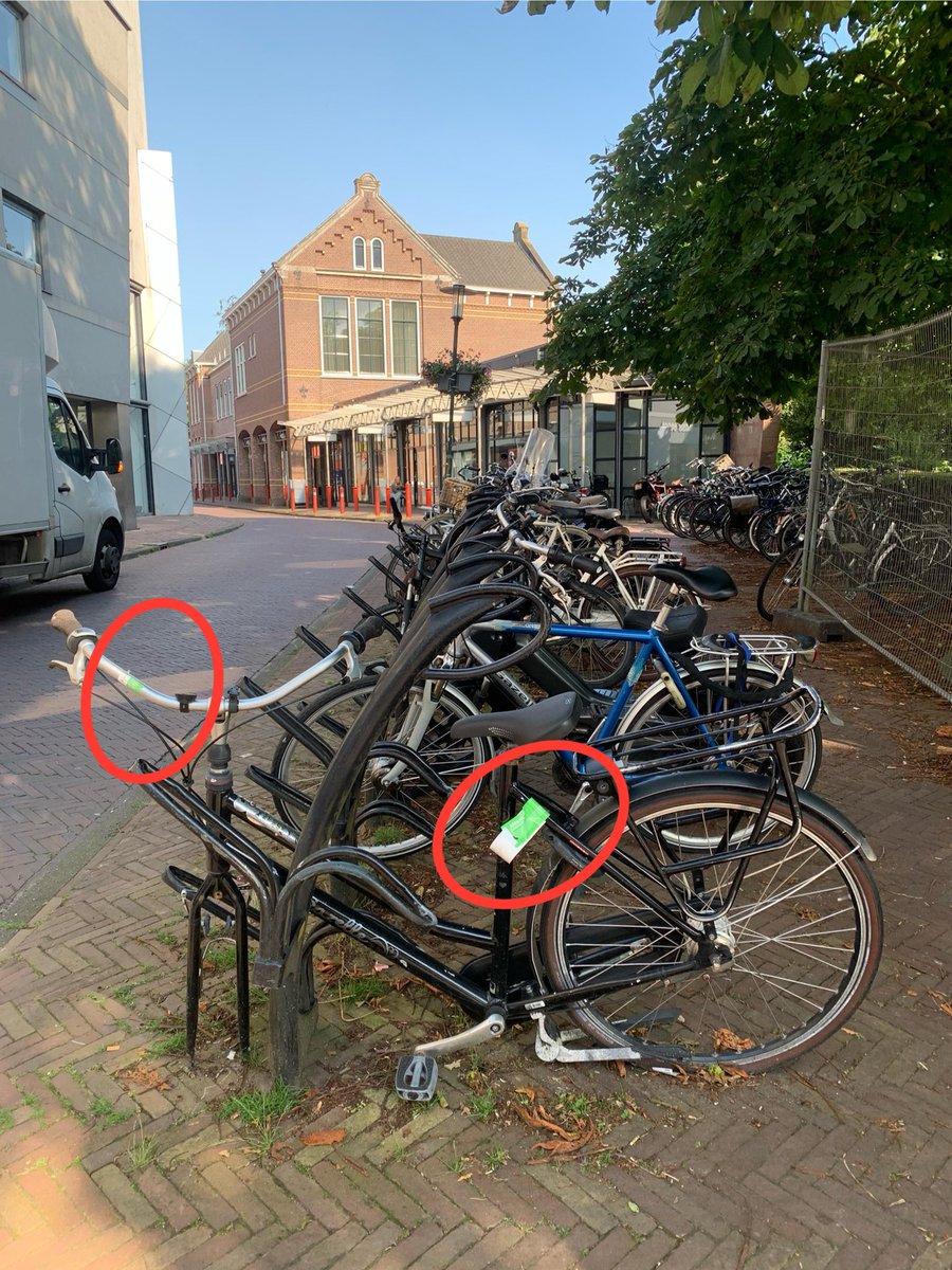 Wimzegt's tweet photo. Fietslabels plakken is slechts het halve werk @Gem_Amersfoort Wanneer worden de ontsierende en in de weg staande fietswrakken in de binnenstad nu daadwerkelijk eens verwijderd? https://t.co/SnOEWZ8MZe