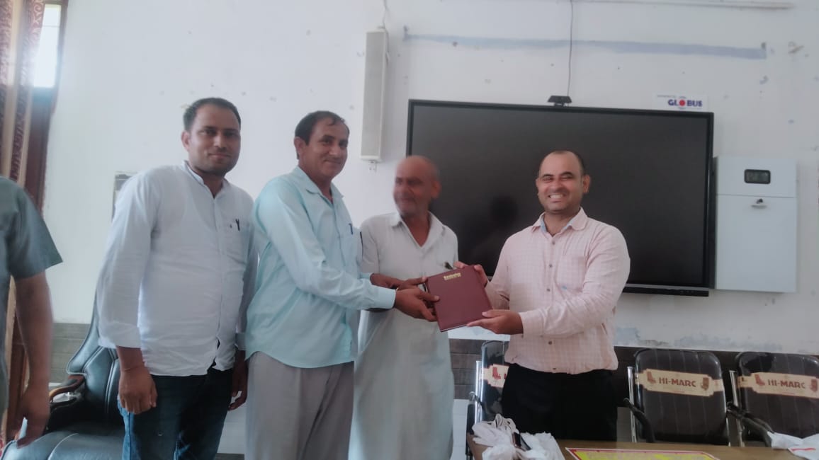 hryclerk_1's tweet photo. फील्ड के साथी तैयार है
#HaryanaClerk35400
#हरियाणा_लिपिक_35400
@NayabSainiBJP @cmohry @BJP4Haryana @DeependerSHooda @Dkanwari @Kumari_Selja @AmitSihag_INC @anuragdhanda @AbhaySChautala @STV_HaryanaNews @Haryananewz https://t.co/zHryWJagaj