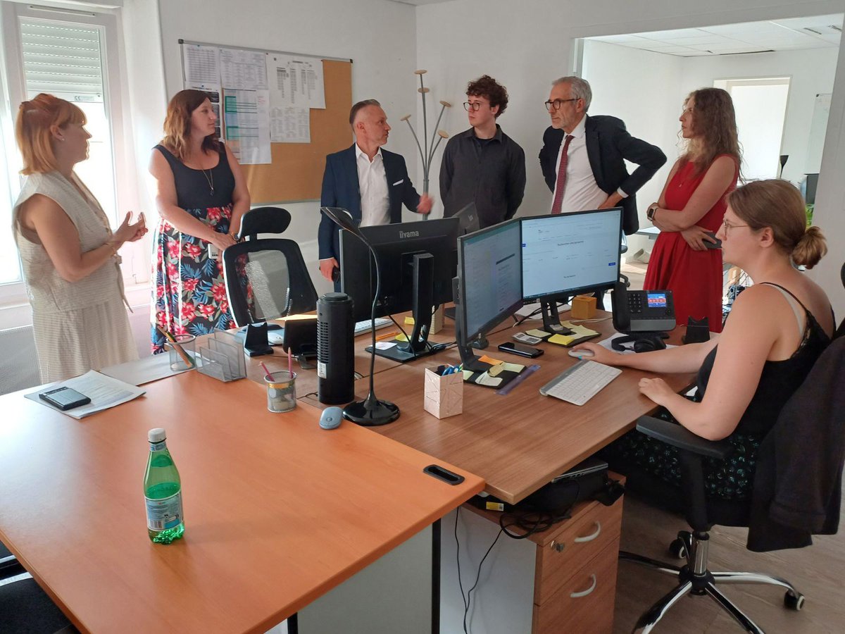 Prefet51's tweet photo. #solidarités

Le préfet Henri Prévost s'est rendu au Service intégré d'accueil et d'orientation de la Marne - SIAO 51

📞Après un échange avec les écoutants du pôle 1⃣1⃣5⃣ il a participé à une maraude dans les rues de #Reims avec l'équipe de la Croix Rouge Française, en charge du SAMU SOCIAL

En 2023 :
➡️89 280 appels reçus au SIAO en 2023
➡️1 670 personnes rencontrées par le SAMU SOCIAL 

Le préfet salue l'engagement des 2 structures et rappelle la priorité donnée à la prise en charge des personnes à la rue :
*⃣ orientation individualisée des personnes après évaluation des situations
*⃣ mobilisation de l’ensemble de l’offre disponible 
*⃣ coordination de l'ensemble des acteurs 
de la veille sociale 

@CroixRouge51