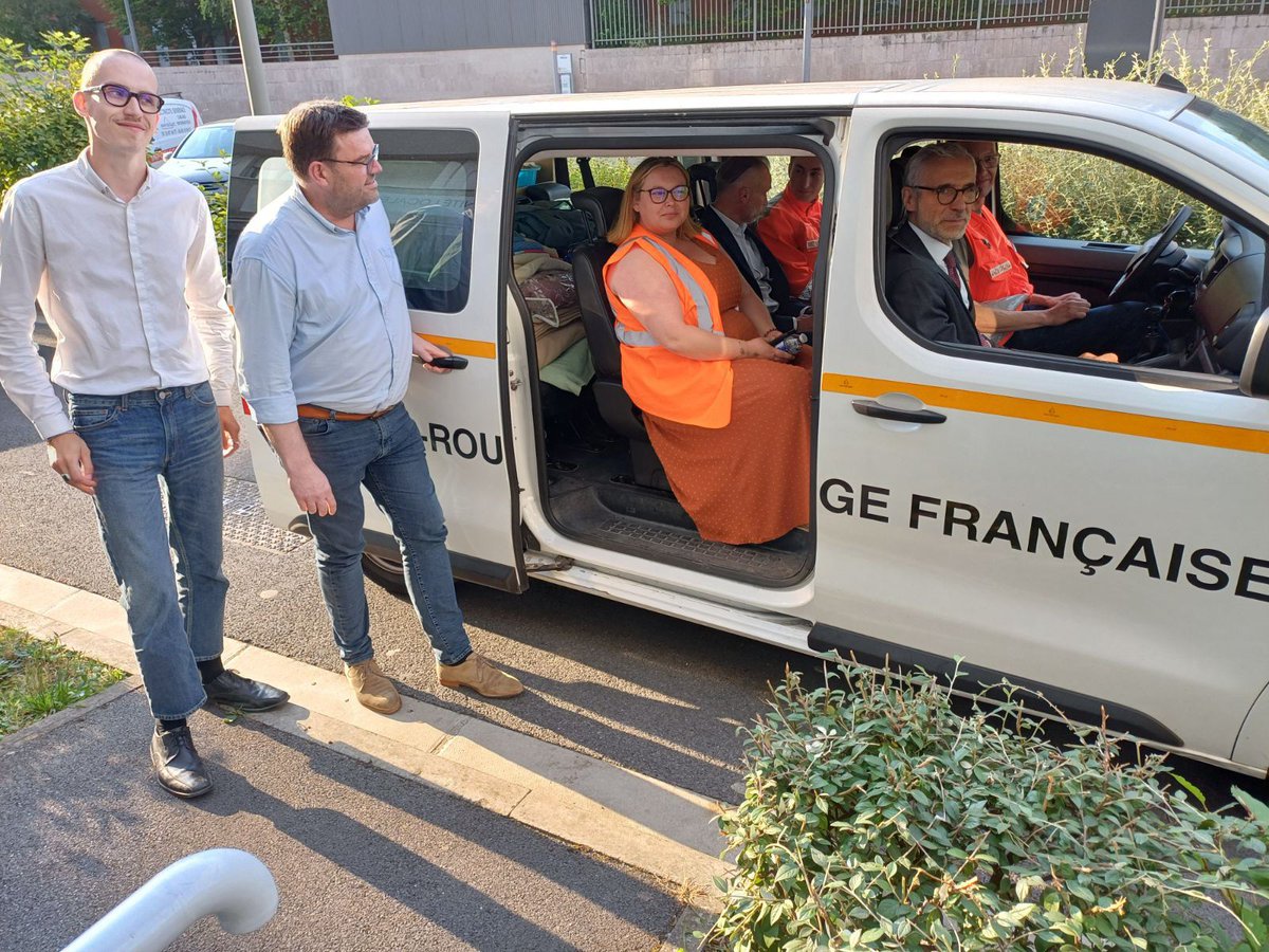 Prefet51's tweet photo. #solidarités

Le préfet Henri Prévost s'est rendu au Service intégré d'accueil et d'orientation de la Marne - SIAO 51

📞Après un échange avec les écoutants du pôle 1⃣1⃣5⃣ il a participé à une maraude dans les rues de #Reims avec l'équipe de la Croix Rouge Française, en charge du SAMU SOCIAL

En 2023 :
➡️89 280 appels reçus au SIAO en 2023
➡️1 670 personnes rencontrées par le SAMU SOCIAL 

Le préfet salue l'engagement des 2 structures et rappelle la priorité donnée à la prise en charge des personnes à la rue :
*⃣ orientation individualisée des personnes après évaluation des situations
*⃣ mobilisation de l’ensemble de l’offre disponible 
*⃣ coordination de l'ensemble des acteurs 
de la veille sociale 

@CroixRouge51