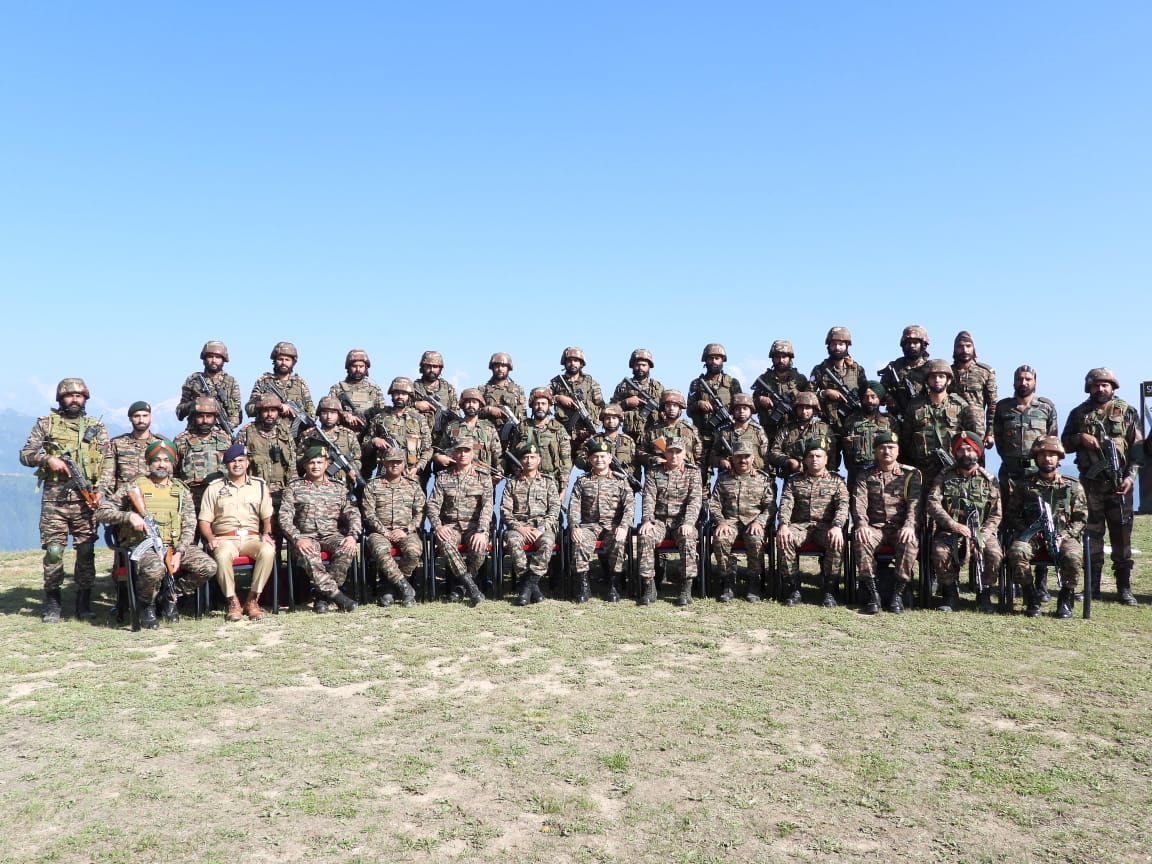 adgpi's tweet photo. #GeneralUpendraDwivedi #COAS, visited the forward locations of #ChinarCorps & reviewed the security situation along the Line of Control #LOC. He also interacted with the Commanders and troops on ground.
#COAS lauded All Ranks for maintaining high standards of professionalism & exhorted them to remain steadfast in meeting emerging #security challenges.

#IndianArmy
#OnPathToTransformation
@DefenceMinIndia
@SpokespersonMoD
@NorthernComd_IA
@ChinarcorpsIA
@JmuKmrPolice