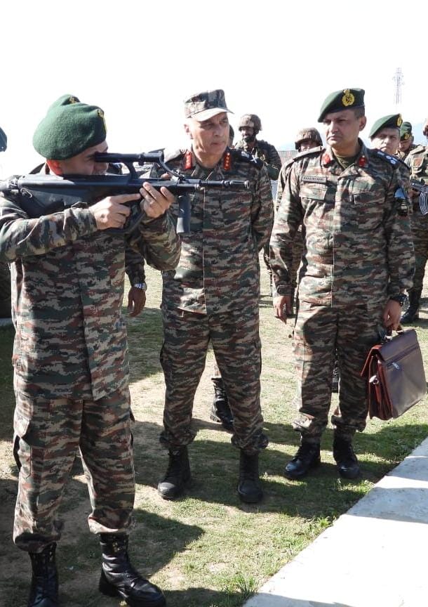 adgpi's tweet photo. #GeneralUpendraDwivedi #COAS, visited the forward locations of #ChinarCorps & reviewed the security situation along the Line of Control #LOC. He also interacted with the Commanders and troops on ground.
#COAS lauded All Ranks for maintaining high standards of professionalism & exhorted them to remain steadfast in meeting emerging #security challenges.

#IndianArmy
#OnPathToTransformation
@DefenceMinIndia
@SpokespersonMoD
@NorthernComd_IA
@ChinarcorpsIA
@JmuKmrPolice