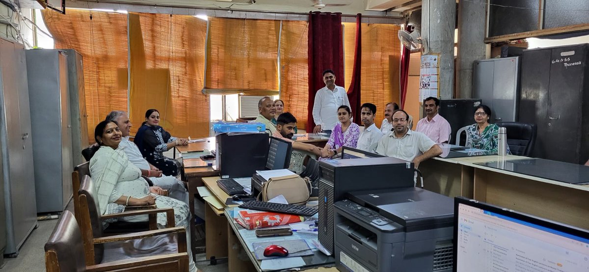 hryclerk_1's tweet photo. हल्ला बोल
मुख्यमंत्री आवास घेराव चंडीगढ़
#HaryanaClerk35400
#हरियाणा_लिपिक_35400
@NayabSainiBJP @cmohry @BJP4Haryana @DeependerSHooda @BhupinderShooda @anuragdhanda @Dkanwari @AmitSihag_INC @ravishndtv @Kumari_Selja @AbhaySChautala @STV_HaryanaNews @Haryananewz https://t.co/l30aBDUW5X