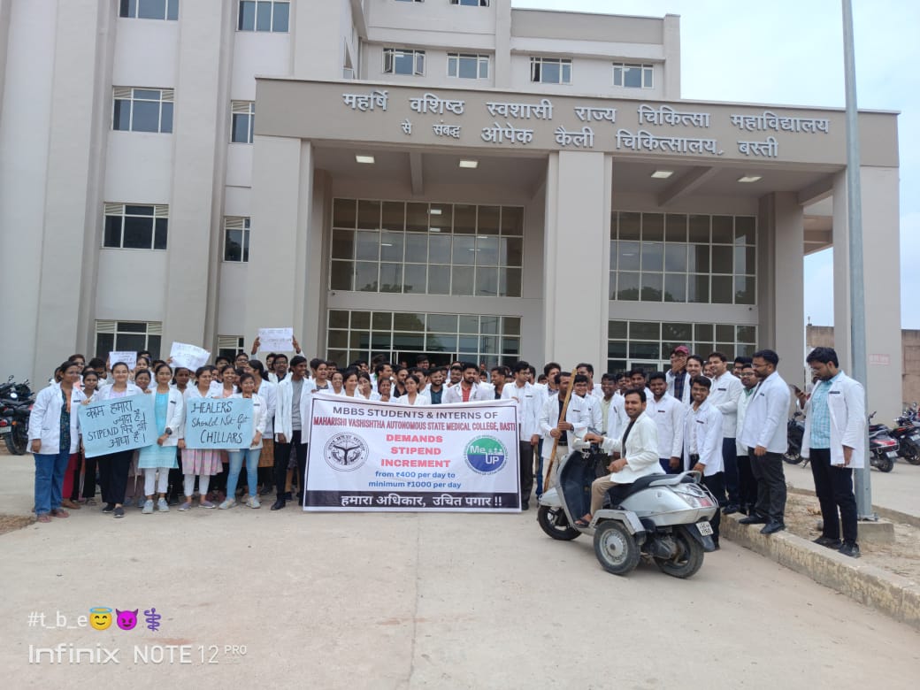 TrishaktiSahani's tweet photo. We the UP interns urge
@UPGovt
to raise the stipend of ₹12000 to min. of ₹30000 as it's increased in other states too recently.🔥ASMC BASTI
#UP_MBBS_STIPEND_HIKE
#UP_MBBSINTERN_STIPEND_HIKE
@myogiadityanath
@imamsnup
@yadavakhilesh
 @RahulGandhi
 @MeUPGovt
@brajeshpathakup https://t.co/6hcLFYwBGQ