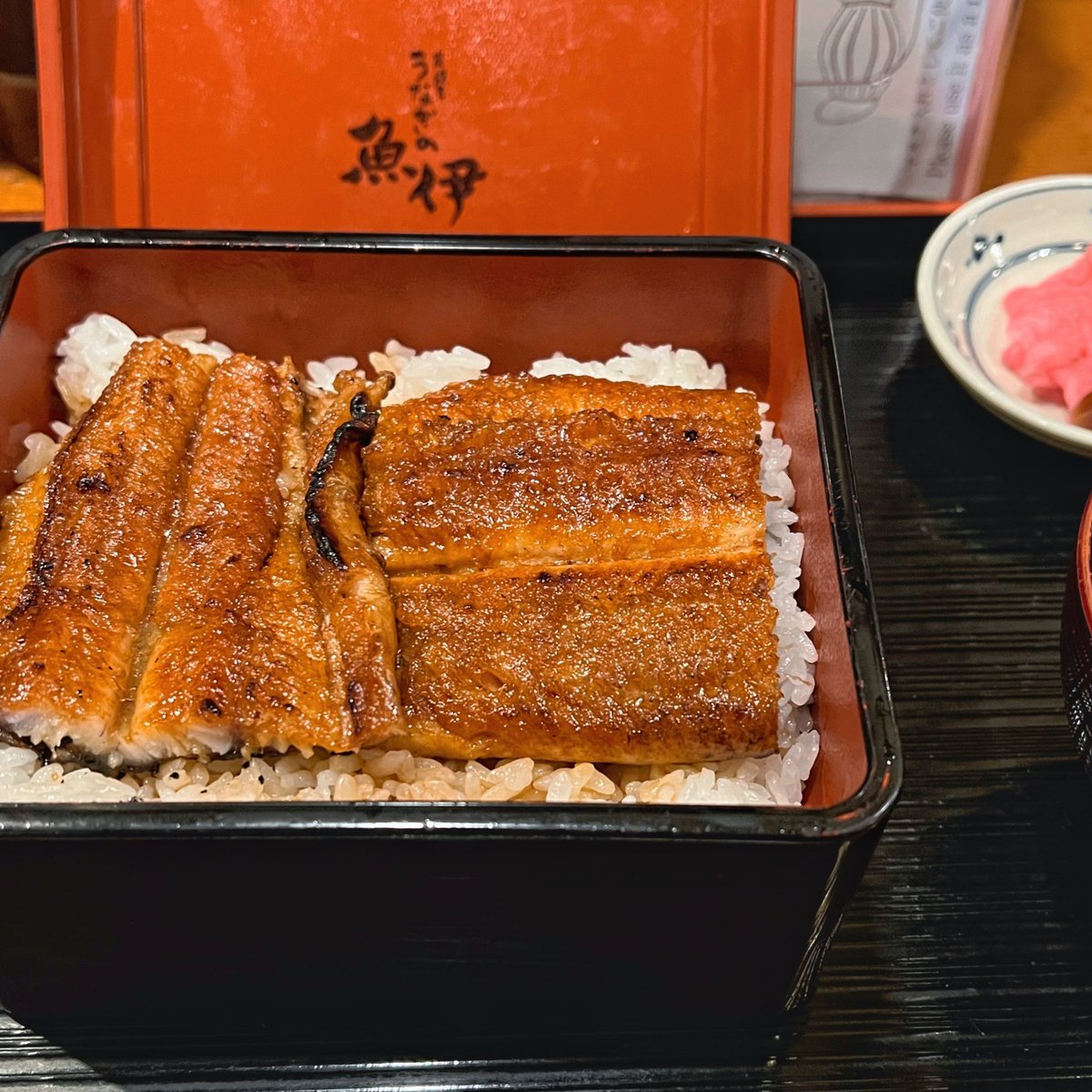 unagi7star's tweet photo. 炭焼きうなぎの魚伊（本店）にて、
うな重（上）（愛知産）をいただきました。
蒸さない「関西地焼き炭火焼き鰻」目当てだったので満足😍
（画像のインパクト的に、特上ひつまむし、あたりを考えていたのですが、私の今の食の細さで、美味しいと感じられる量にとどめた方がええかなぁ、と思いまして） https://t.co/XF15Nv2ILQ