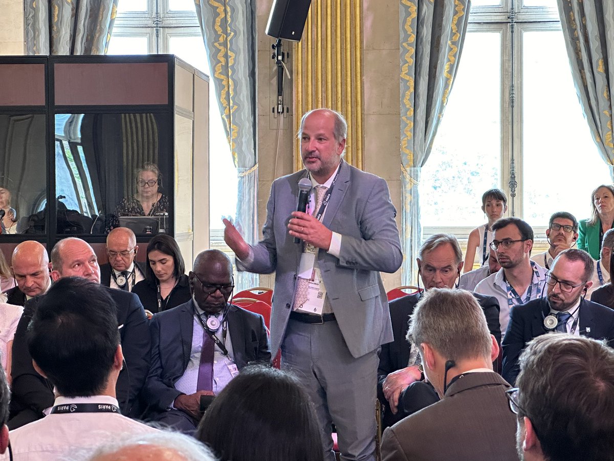 🗣️ « Les villes ont des solutions. Elles ont besoin qu’on leur fasse confiance, que les États les soutiennent. » 
Grégoire Junod, Syndic de #Lausanne à la Conférence capitale des #Maires engagés pour le #Climat