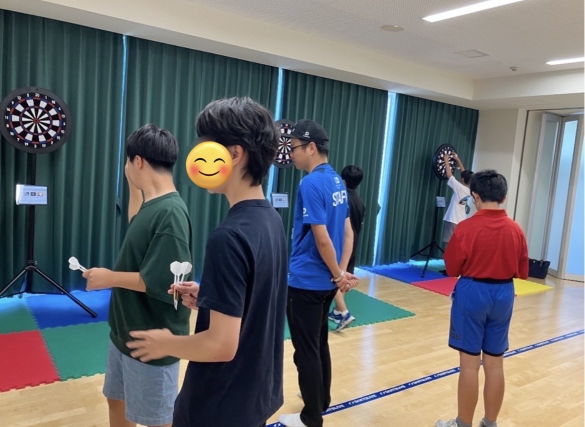 sportsdarts_pj's tweet photo. 先日、都内にある浮間こどもティーンズセンターにお邪魔してきました🎯

ダーツは知ってるけど、ちゃんとした投げ方やルールは意外と知らない。
そんな子どもたちへ、講習会を行ってきました！

今後のさらなる盛り上がりが楽しみです😊
#ダーツはスポーツ https://t.co/lPY2muxQvL