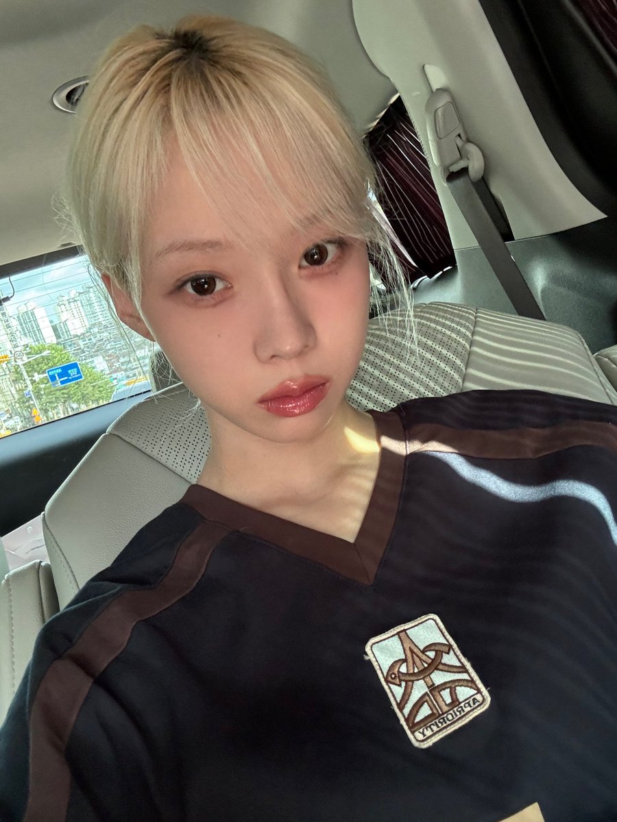 winterdon381751's tweet photo. #WINTERFIRSTPITCH
#WINTERxDoosanBears
#윈터시구
Omg she is so beautiful https://t.co/tTuRXKBy9O