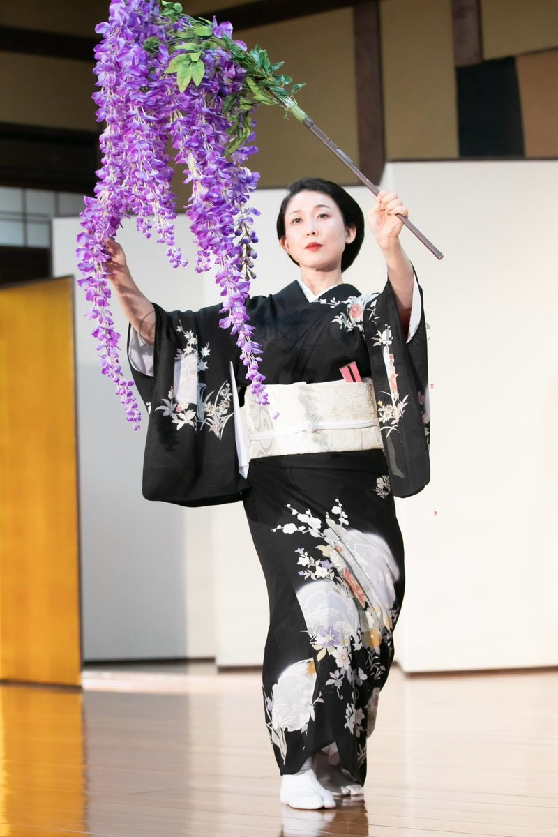 新藤娘

若紫に咲きみだれ
ゆかりの色の 花娘

先斗町歌舞練場
静紀社中おさらい会「天の川に舞浮かべ」より
Photo by Asami Wakimoto