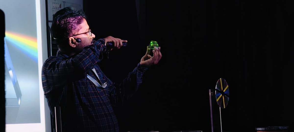 BITMKolkata's tweet image. Interactive #ScienceDemonstrationLecture on #Optics and #ElectromagneticInduction for 126 students and teachers from The Future Foundation School at @BITMKolkata, a Unit of @ncsmgoi, @MinOfCultureGoI - on July 25, 2024.
#AzadiKaAmritMahotsav #BetiBachaoBetiPadhao @topfans