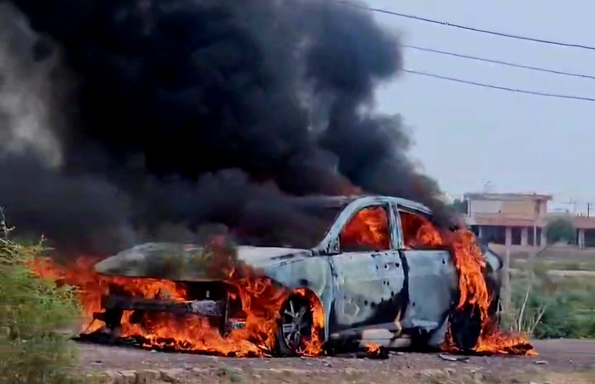 #हनुमानगढ़ 
चलती कार में धमाके के साथ लगी #आग, बाल बाल बचा चालक, बोनट में से धुआं निकलता देख रोकी थी कार, कार रोकते ही हुआ इंजन में हुआ धमाका, डीटीओ कार्यालय के पीछे की घटना, व्यवसायी साहिल की बाल बाल बची जान, दमकल ने पाया आग पर काबू
#fire <a href="/HmghPolice/">Hanumangarh Police</a> #Hanumangarh #accident