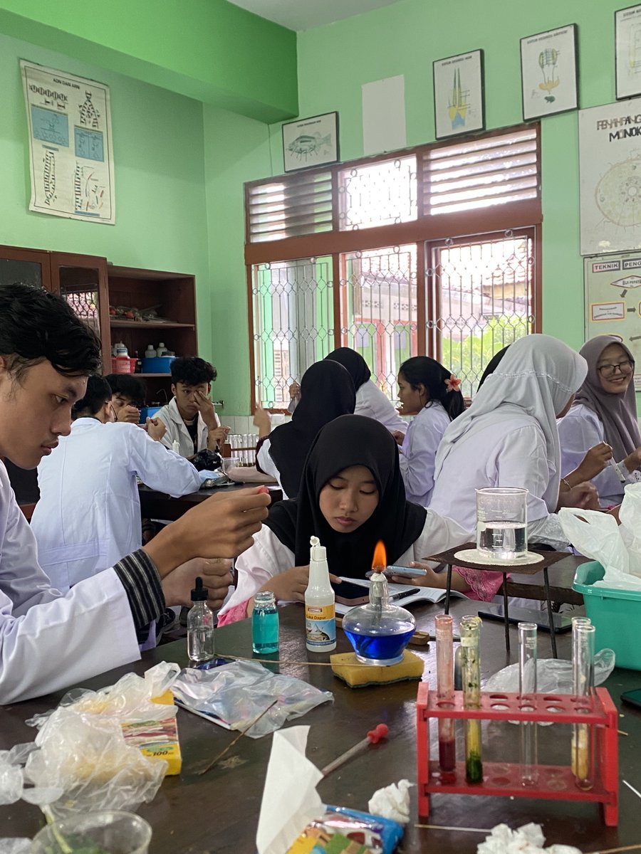 prsimary's tweet image. habis praktikum gusy 🧫👩‍🔬🥼