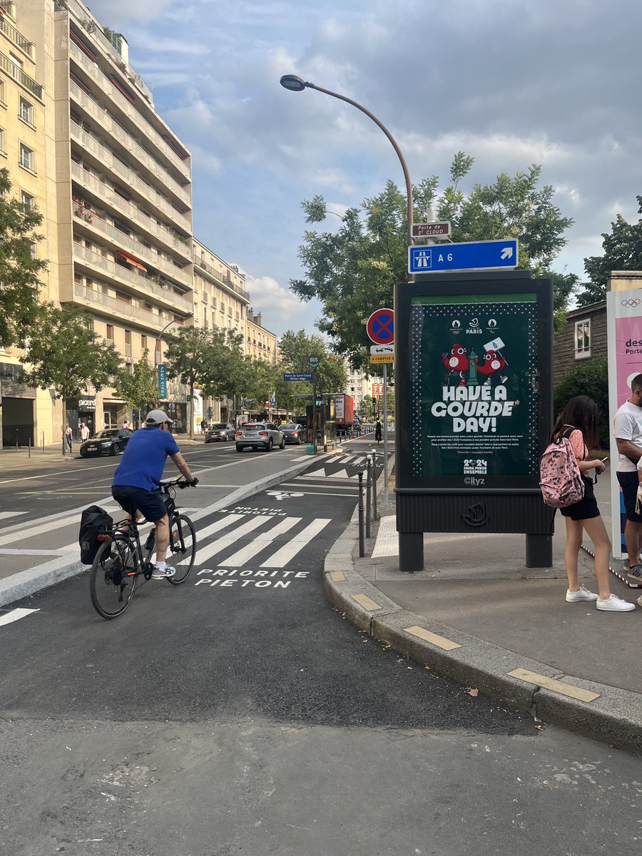 Boulevard Murat, Paris 16.
C'est bien beau d'écrire "priorité piéton" sur toutes les traversées piétonnes de pistes cyclables, mais ça serait sans doute bien plus efficace de rendre les piétons visibles en supprimant le panneau publicitaire, n'est-ce pas ?