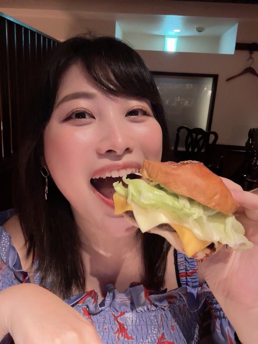 今夜21:30～22:30，22:45～25:45までFANZAライブチャットです👻✨️  毎日暑いですが,一緒に熱い夜を過ごしましょー🥰少しでも参加してくれると嬉しいです！！  https://t.co/pqxiHbTltf  元マックの社員さんがやってる銀座のバーでハンバーガー食べてきた😆🍔美味しかった！いまからジム行ってくる！