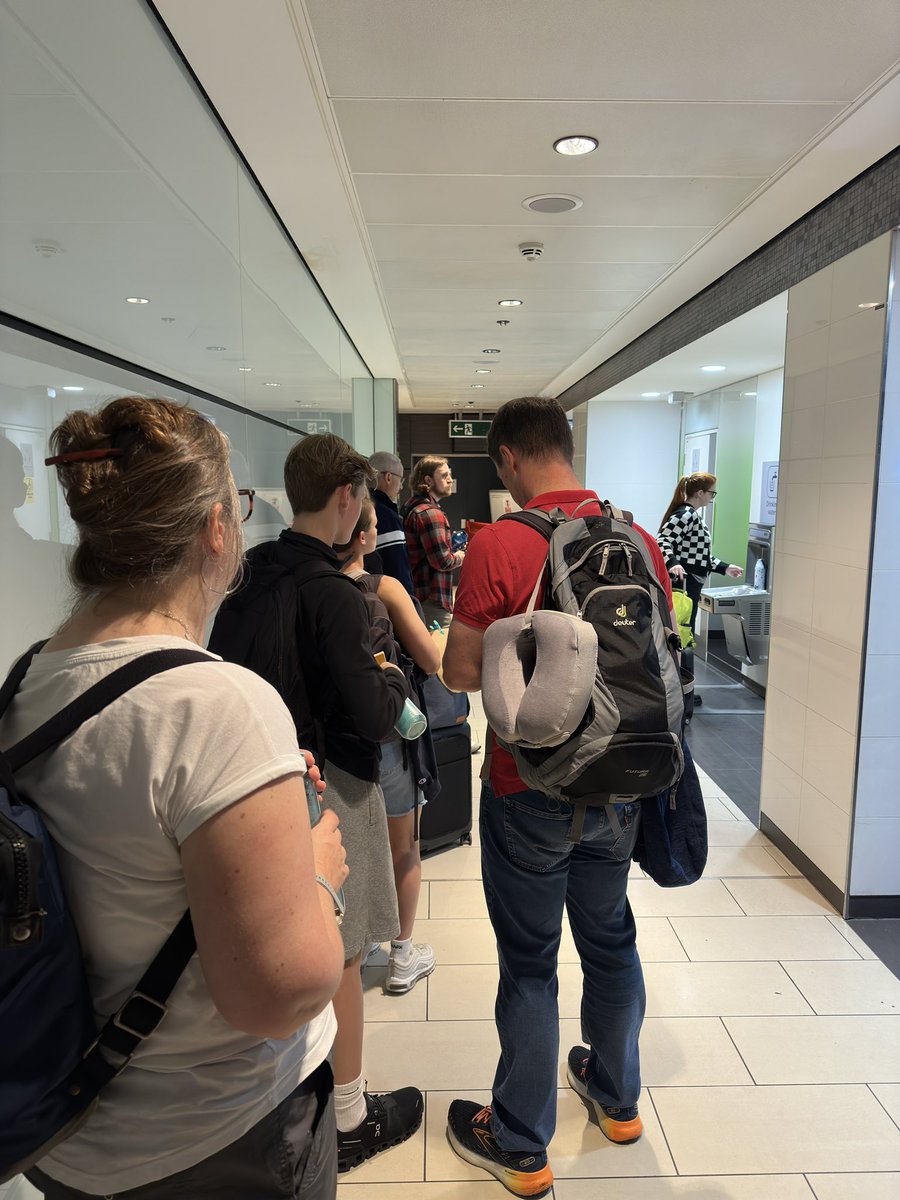 Damiano's tweet photo. @Gatwick_Airport I think you need to install more water��stations in South Terminal please https://t.co/Vj4XIHUmBe