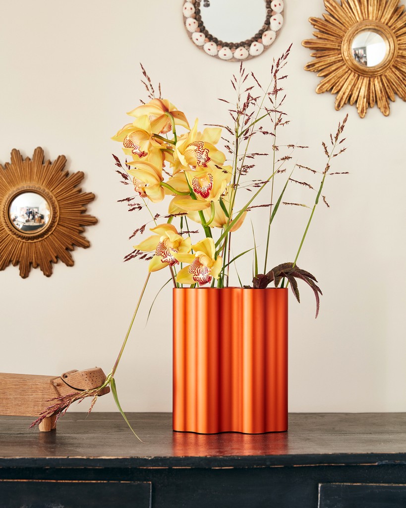 The Nuage vases produce an attractive interplay of light and shadow with their undulating shape and anodised aluminium finish in various colours.

vitra.com/living/product…

#Vitra #Bouroullec #HomeStories