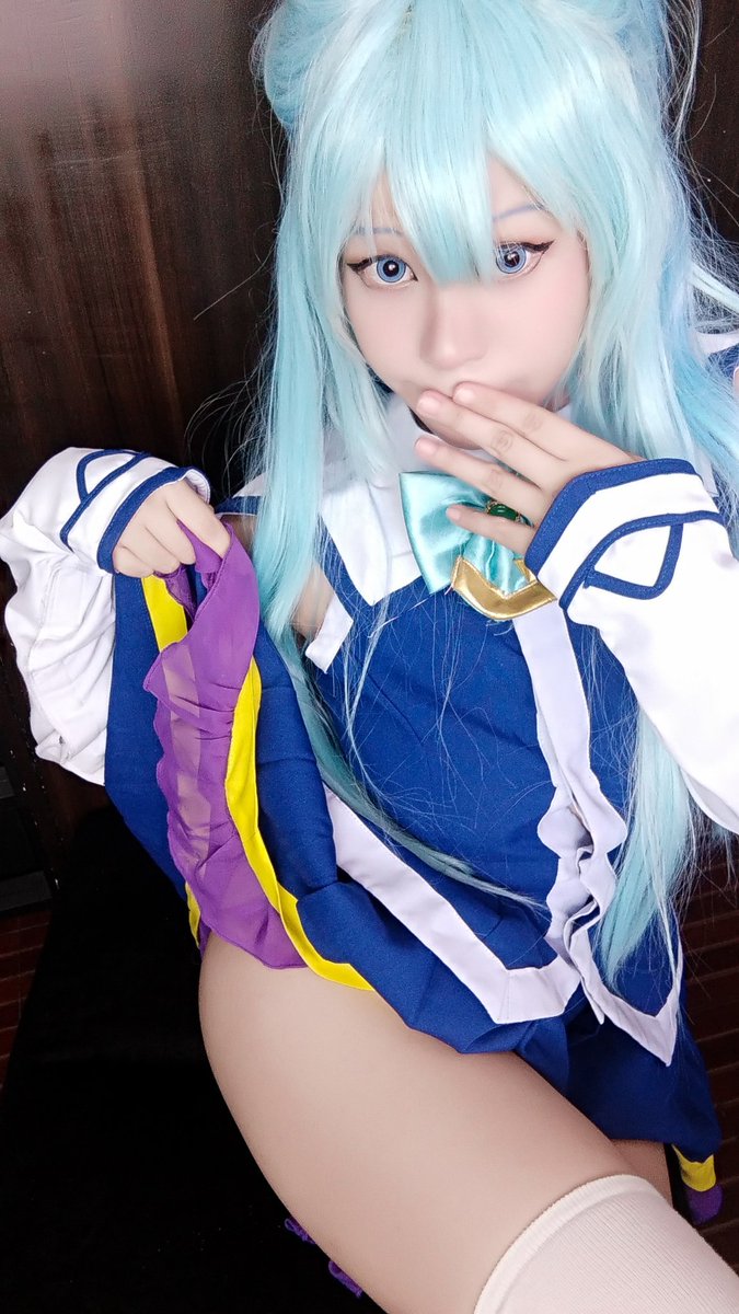 When I can get away with it, I'll try and scroll through this account and goon to what's on my TL in public.

I've even DM'd with people in public places. Getting soaked when anyone can see it just... 😵‍💫💦