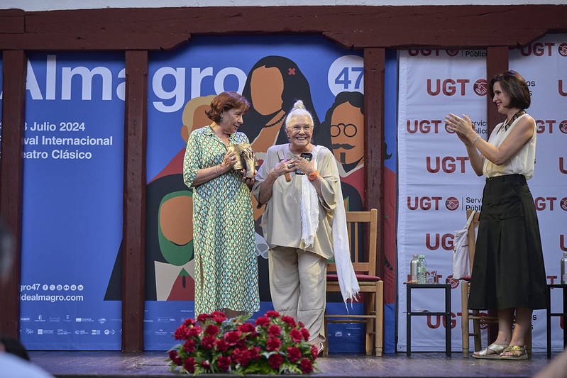 🎭 La actriz Lola Herrera recibe en Almagro el Premio Lorenzo Luzuriaga que concede UGT Servicios Públicos.

🖊️ El jurado reconoce su compromiso con la cultura y la representación de la mujer, y su amor a las palabras y a la libertad.

ugt-sp.es/la-actriz-lola…

📸 Pablo Lorente
