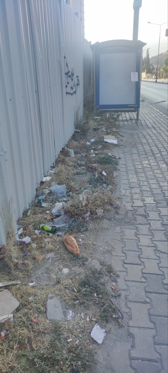 0KiLi's tweet photo. @omereskichp Yorumsuz olarak atıyorum. Umarım dikkate alınır gereken düzen ve temizlik ortamı sağlanır. Temizlik ekiplerinizin fark etmemesi ayrı üzücü bir durum. Fotoğraflar bugüne aittir. https://t.co/XkhuLPzZRI