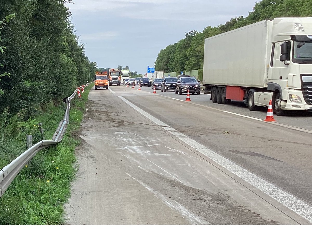 Autobahn_Westf's tweet photo. ⚠️ Auf der #A44 ist zw. den Anschlussstellen #Soest-Ost und #Erwitte/Anröchte der Anhänger eines Lkws umgekippt. Für die Bergungs- und Reparaturarbeiten ist dort aktuell eine Spur in Ri. Kassel gesperrt. https://t.co/0BuZdVLBgI