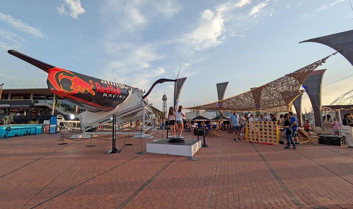 PortdeBarcelona's tweet photo. 🌊 Descobreix la @mardactivitats🌊: un espai d'oci i diversió a la plaça Odissea del #PortVell! ⚓

Participa en activitats, jocs i tallers inspirats en el món marí, amb un fort compromís amb la #sostenibilitat i l’#EconomiaBlava💙

Tot això amb accés gratuït! 🎉 No t’ho perdis! https://t.co/9lVpGkKago