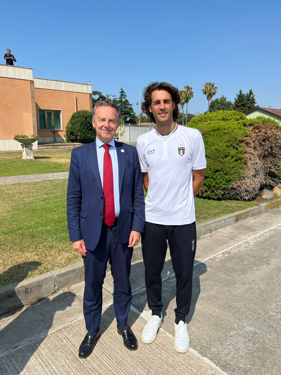 Un grandissimo onore accompagnare il Presidente Mattarella in occasione della sua partenza verso Parigi, dove assisterà alla cerimonia di apertura di <a href="/Paris2024/">Paris 2024</a>. 

In bocca al lupo a tutti gli atleti 🇮🇹 che domani sfileranno con il portabandiera <a href="/gianmarcotamber/">Gianmarco Tamberi</a> !

📸 <a href="/Quirinale/">Quirinale</a>