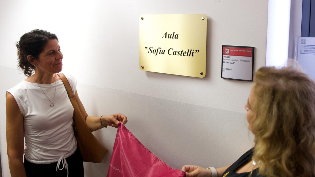CalloniMarina's tweet photo. Targa a ricordo di #SofiaCastelli e un'aula a lei dedicata a un anno dal suo efferato omicidio. Ci riporta ogni giorno ai nostri doveri: combattere contro ogni violenza, educare al rispetto, sostenere la libertà di scelta. Dipartimento di Sociologia e Ricerca Sociale  #unimimib https://t.co/QyZcp5K5GD