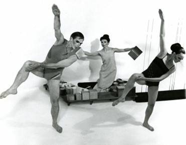 Die Choreografinnen Weronika Pelczyńska und Elizabeth Ward werden in Zusammenarbeit mit Musikern des <a href="/klangforumwien/">Klangforum Wien</a>  und Tänzern in die Welt von Długoszewskis Klängen eintauchen und ihre enge Beziehung zu Körper und Bewegung entdecken. 
📅  3. &amp; 5. August 2024
📍 Odeon, Wien
