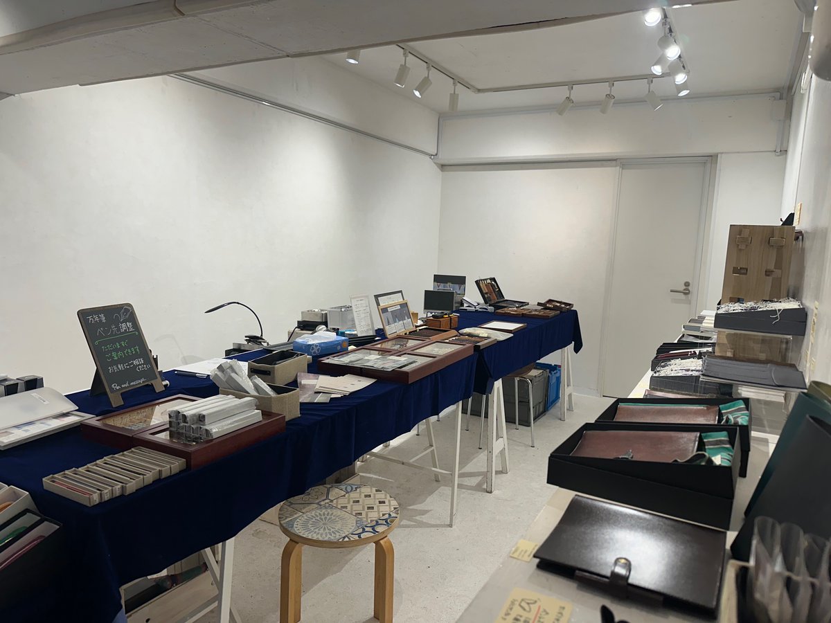 PenMessage's tweet photo. 【代官山出張販売】
会場設営が完了しました。
明日から三日間こちらでお世話になります。
どうぞよろしくお願いします。
by M
#PandM
#出張販売 https://t.co/5z1AS1wKMY