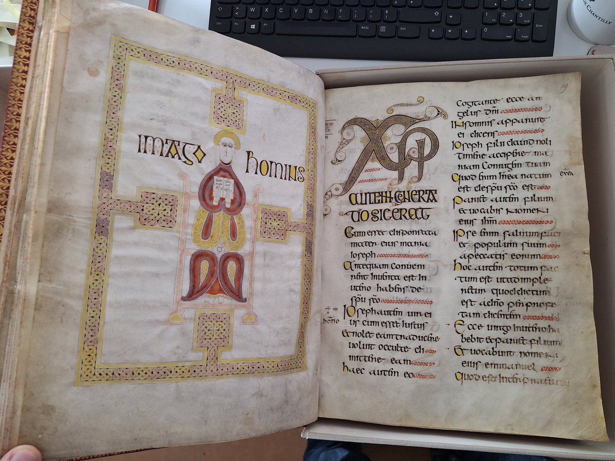 MaxenceHermant's tweet photo. Retour de restauration des extraordinaires Evangiles d'Echternach @laBnF. Chef-d'œuvre de l'enluminure irlandaise de la fin du 7e siecle https://t.co/mJpeI7cHyp
