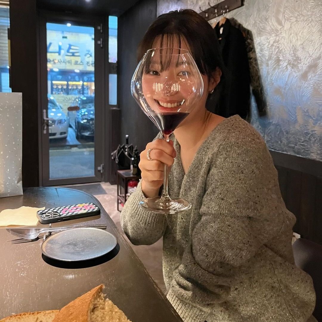 chaegyuniverse's tweet image. On a Wednesday in a cafe, I watched it begin again ❣️