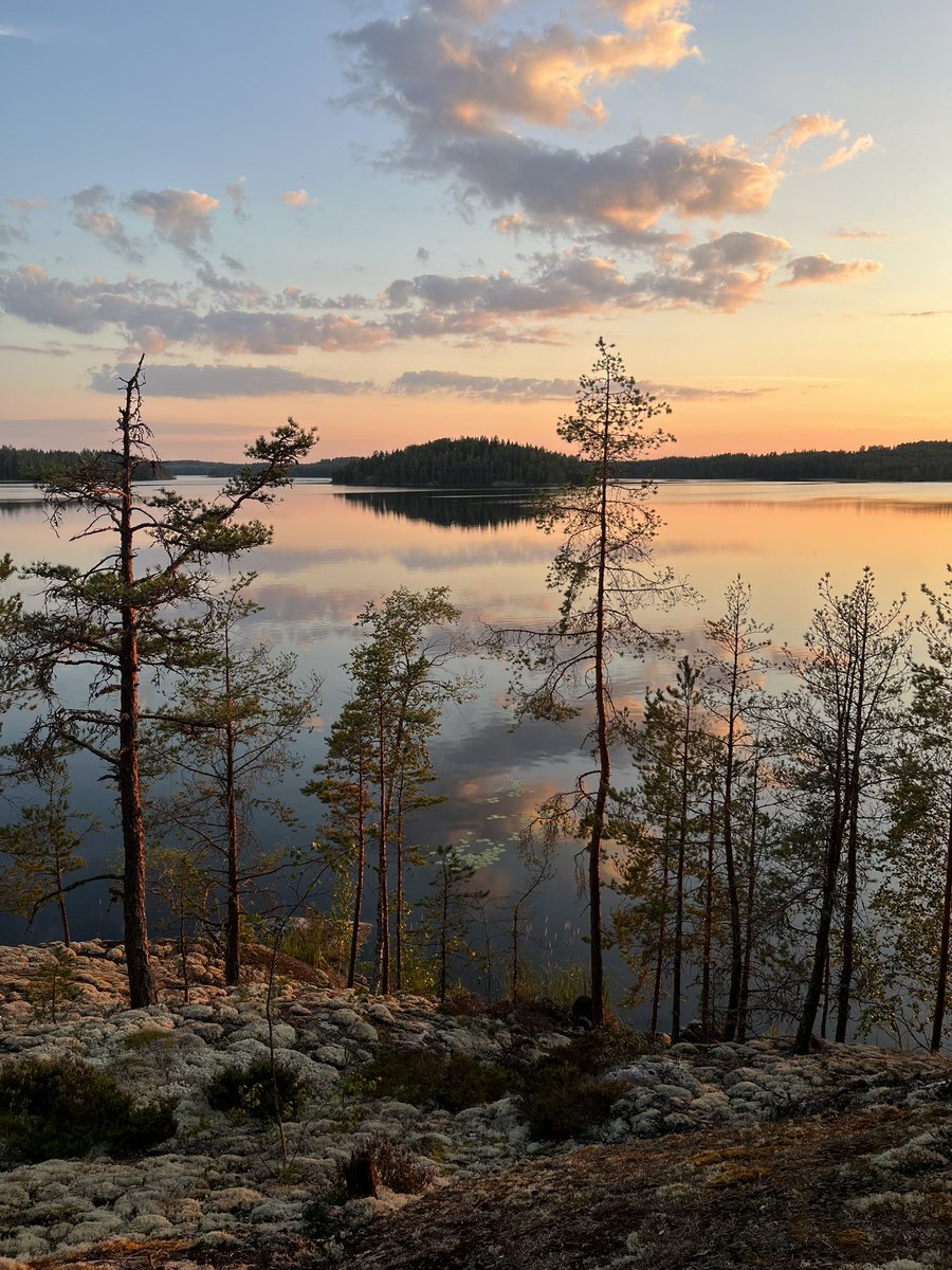 SHintsanen's tweet photo. Mökkiraksalla tulee joskus mietittyä, onko tämä kaikki touhu sen väärti. Iltarusko haihduttaa kaikki epäilykset. On se. #sielunmaisema https://t.co/3TcAGvVXsy