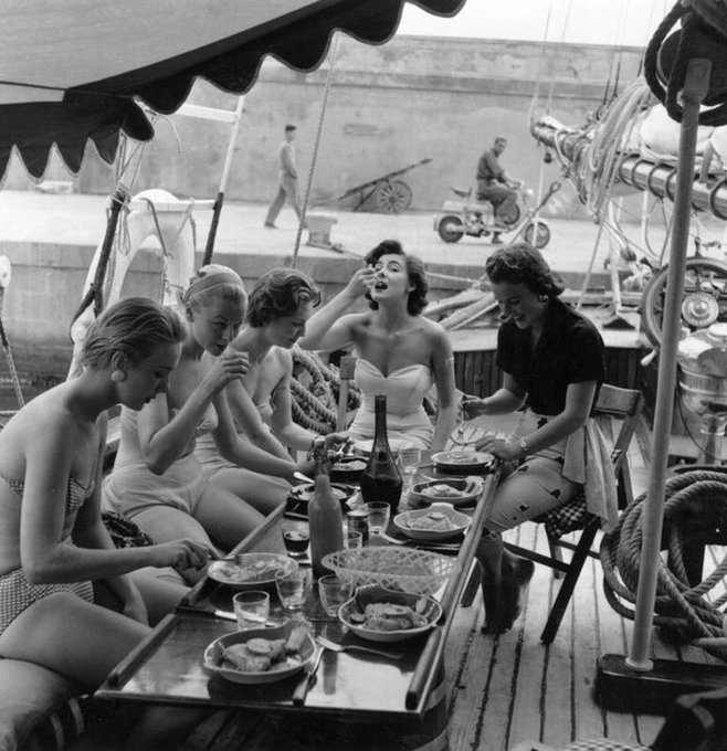 "Toda moral humana se encierra en esta sola frase: hacer a los demás tan felices como uno mismo desea serlo, y no causarles nunca un mal que no quisiéramos recibir. No hay necesidad de religión ni de Dios para apreciarlos y admitirlos". 
Marqués de Sade 
📷Bert Hardy