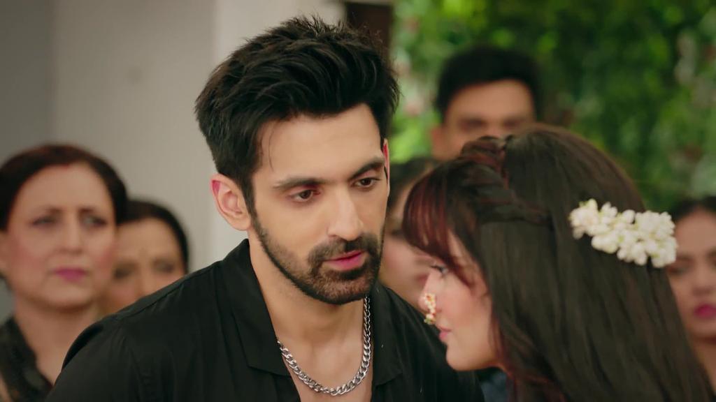 Itswarnali's tweet photo. the way they both leaned down to listen each other's husky voices 🥵🔥

#SritiJha #ArjitTaneja #SriJit #AmVira #KaiseMujheTumMilGaye https://t.co/RNH7GKbsr5