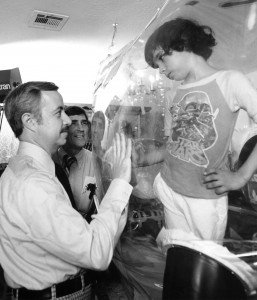 Si escribo William Shearer y David Vetter pues como que os da igual.
Si pongo John Travolta y "niño burbuja" quizá se os enciendan los 80.
Pero la cosa no va de sandungueros.
Va de un hombre y un niño que cruzaron sus vidas para cambiar las de los demás.
#HiloYTalRevisitado