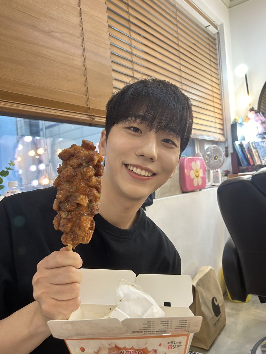 XH_official's tweet photo. 시차 적응 늦게 끝난 동생들의 리더형 생일축하🎉
#사랑해여 #형 https://t.co/f191qTx26y