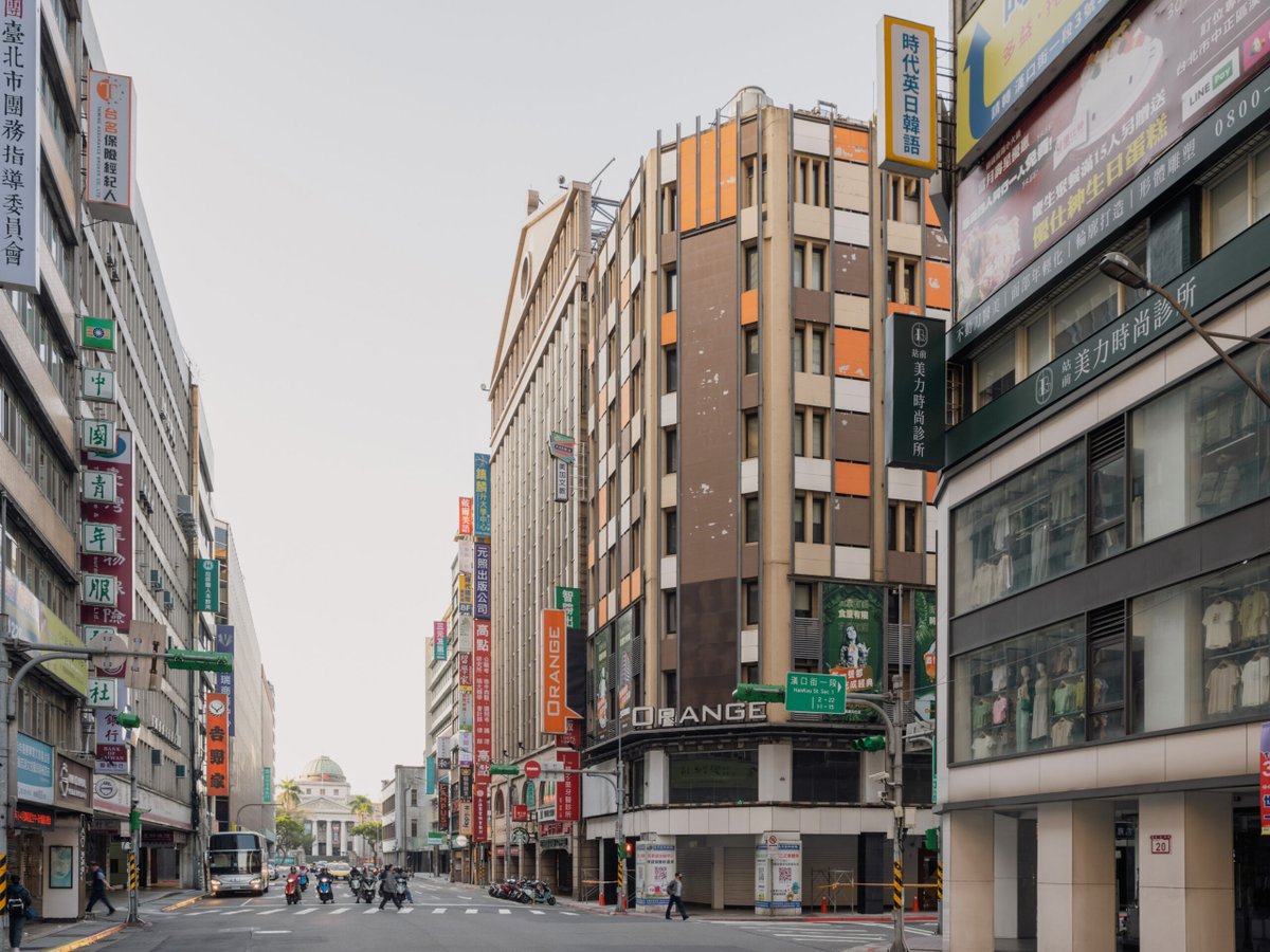 Londralı sanatçı ve mimar Tszwai So, Taipei'nin merkezinde yer alan 50 yaşındaki ticari bir binayı, sanat sergileri ve kültürel etkinlikler için duygusal bir atmosfer sunan sanat odaklı otele dönüştürdü. arkitera.com/haber/taipeide…