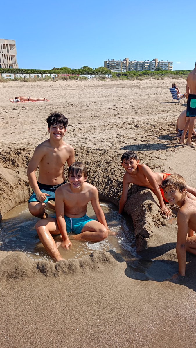 aebellsport's tweet photo. 🌞 Campus Bellsport! 💙🖤

🏖️ Excursió a la platja per refrescar-nos i jugar amb la sorra. Quin bon estiu! 😎

#somosbellsport🔵⚫️ #casalestiu #estiu2024 #casal #platja #esport #AEB #Bellsport #Bellvitge #Hospitalet #lhospitalet https://t.co/9ptuJMagys