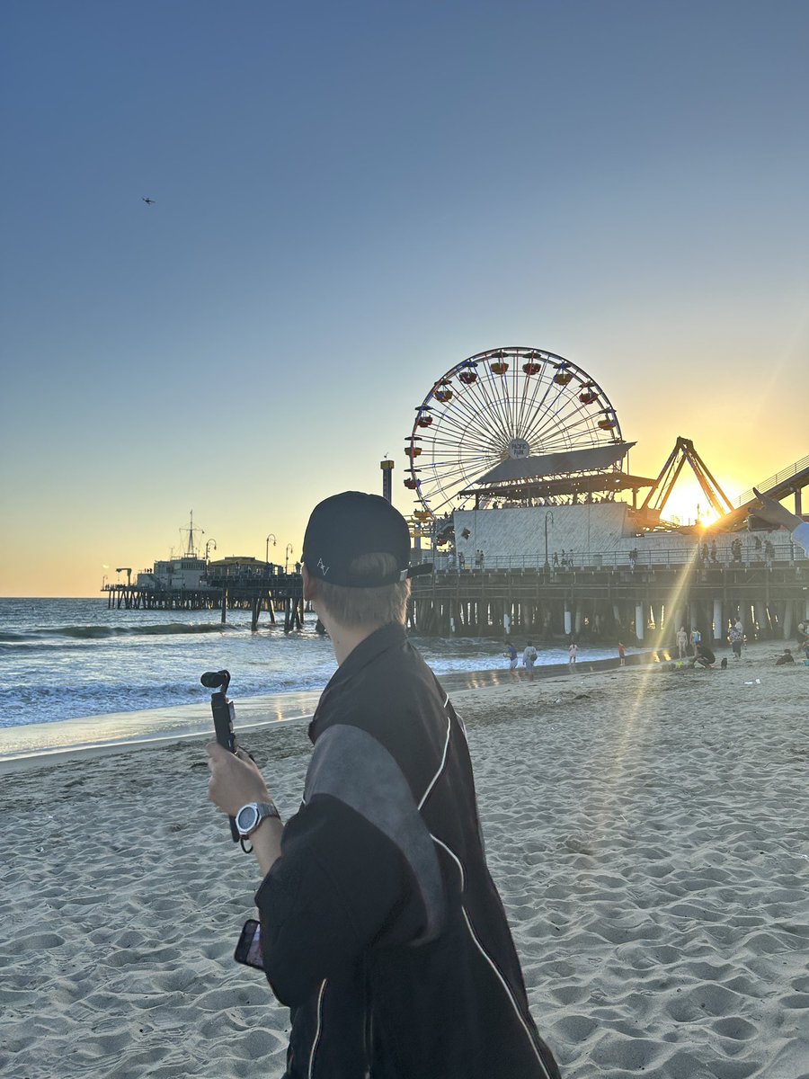 XH_official's tweet image. 생축입니다요~ 덕분에 미국 너무 잘 다녀왔어요 ㅎ

#런즈들의_등대_건일이_탄신일