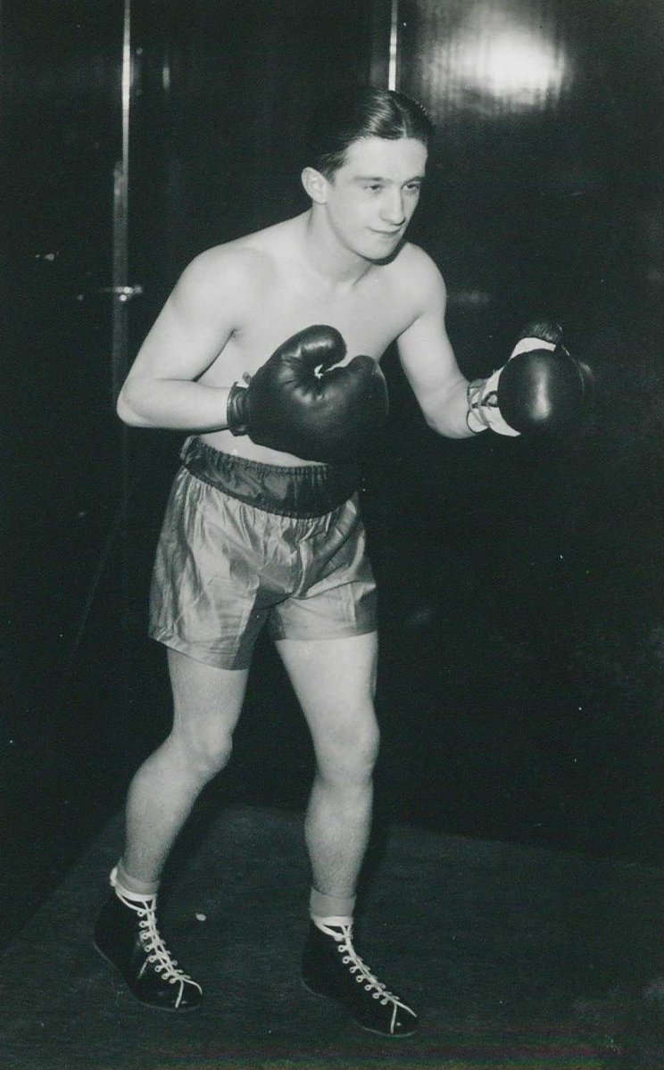 Portrait du Champion de Boxe Paul Gollé, 1935
Photo-carte [Arch. dép. Vosges, 166 Fi nc]

#Paris2024 #jeuxolympiquesparis2024