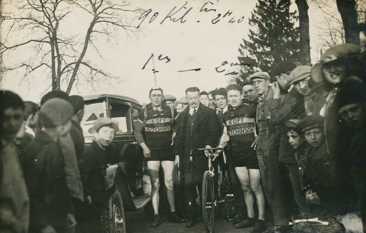[Golbey. – Les Vainqueurs du Championnat du Cycle Golbéen 1929], mai 1929.
De gauche à droite : André Deantoni (1er), Albert Kopf et Lucien Besse (2e). Deantoni a effectué 90 kilomètres en 2 heures et 40 minutes.
Photo-carte [Arch. dép. Vosges, 166 Fi 78 /50]

#Paris2024