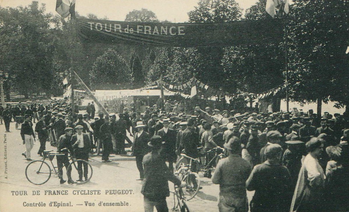 Tour de France Cycliste Peugeot. / Contrôle d'Epinal. – Vue d'ensemble, 1910, A. Proust (Paris).
Photo-carte [Arch. dép. Vosges, 166 Fi 63/2851]

#Paris2024 #jeuxolympiquesparis2024