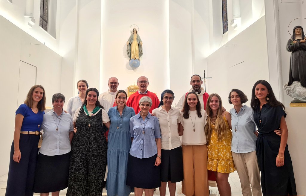 HijasCaridadEC's tweet photo. 🧳🛫 Enviadas a la misión de #Angola.

✝️📖 Con la imposición de la cruz y la entrega de la Palabra de Dios, id y sed testigos valientes, alegres y generosas.

🗯 "Jesús te ha llamado: vete y anuncia la alegría del Evangelio".

#PastoralHHCC #ExperienciaMisionera #VeranoJoven 🥰 https://t.co/IiELcZXn6K