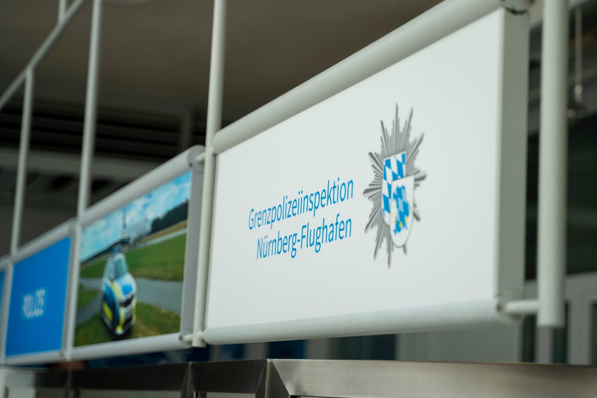 BayStMI's tweet image. ℹ️ Neuer #Servicepoint: Erleichterung für Reisende, die am #Flughafen #Nürnberg Rat und Hilfe bei der #Grenzpolizei suchen! ✈️👮👮‍♀️
#Grenzschutzexperten informieren beispielsweise über einreise- und aufenthaltsrechtliche Bestimmungen sowie über Reiserechte: innenministerium.bayern.de/med/pressemitt…