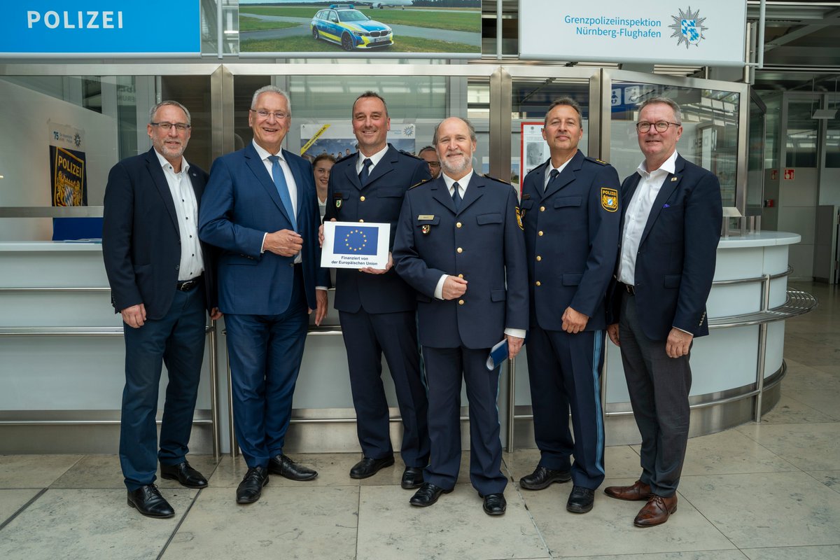 BayStMI's tweet image. ℹ️ Neuer #Servicepoint: Erleichterung für Reisende, die am #Flughafen #Nürnberg Rat und Hilfe bei der #Grenzpolizei suchen! ✈️👮👮‍♀️
#Grenzschutzexperten informieren beispielsweise über einreise- und aufenthaltsrechtliche Bestimmungen sowie über Reiserechte: innenministerium.bayern.de/med/pressemitt…