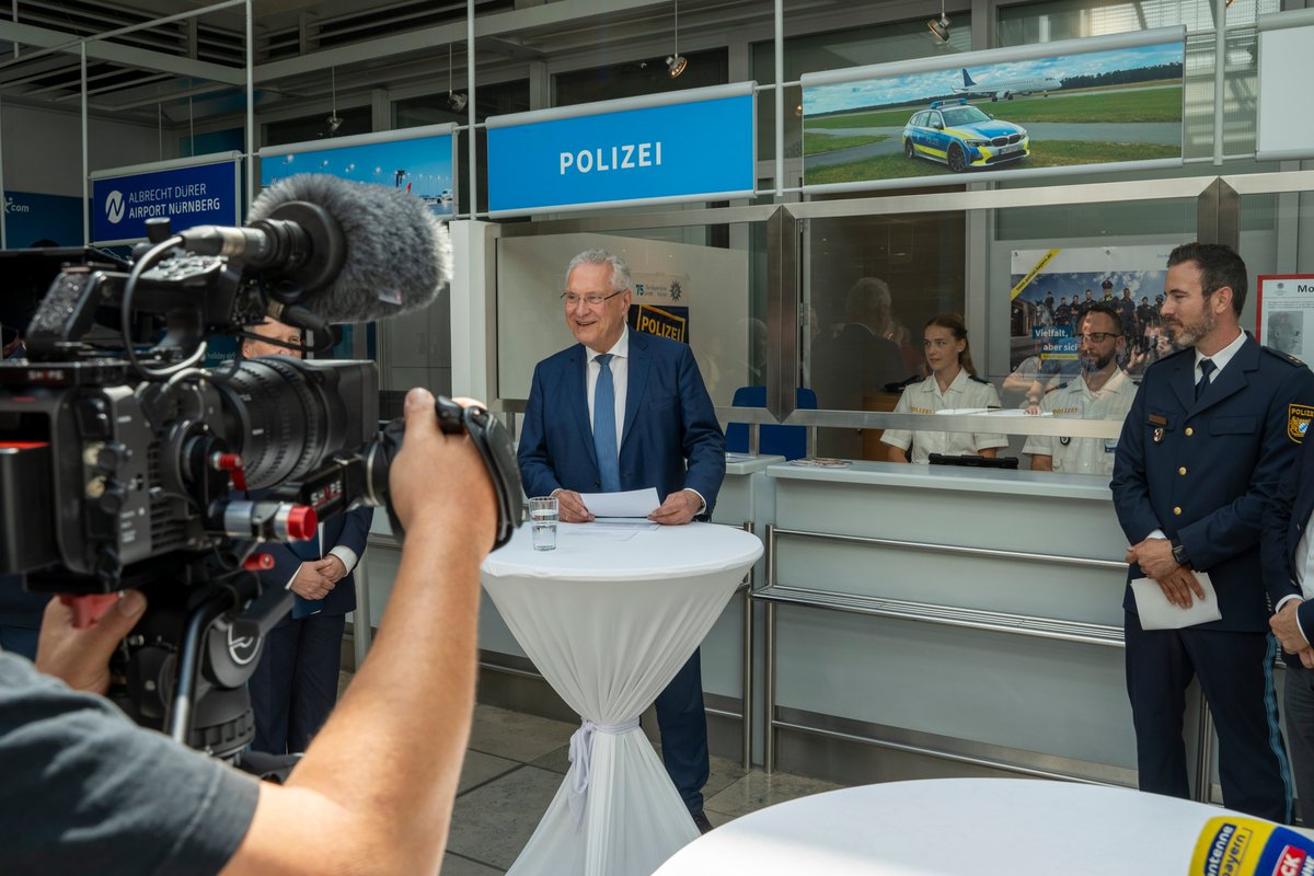 BayStMI's tweet image. ℹ️ Neuer #Servicepoint: Erleichterung für Reisende, die am #Flughafen #Nürnberg Rat und Hilfe bei der #Grenzpolizei suchen! ✈️👮👮‍♀️
#Grenzschutzexperten informieren beispielsweise über einreise- und aufenthaltsrechtliche Bestimmungen sowie über Reiserechte: innenministerium.bayern.de/med/pressemitt…