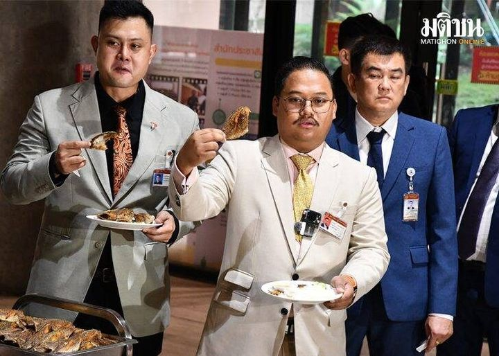 นี่กูพูดจริงๆจากในความรู้สึกของกูเลยนะ กูว่ามึงนี่มันน่ากลัวยิ่งกว่าไอ้หมอคางดำนั่นซะอีกว่ะ ช่วยบอกช่างภาพมติชนด้วยว่าหามุมหล้องให้มันดีกว่านี้หน่อยนะ ยิ่งข่าวไอ้หมอคางดำออกมาสารพัดแล้วมาเจอรูปมึงแบบนี้อีก คือมันสยองอ่ะ มึงเข้าใจป่ะ?