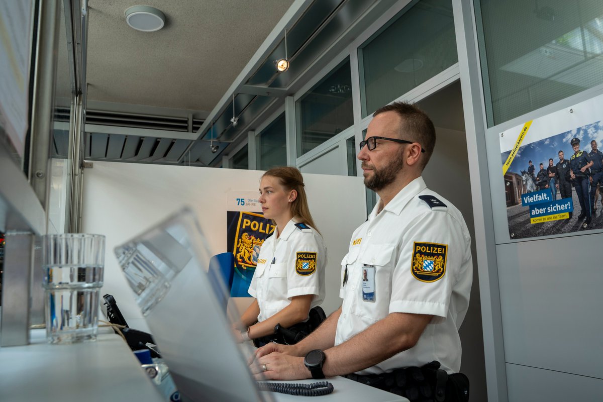 BayStMI's tweet image. ℹ️ Neuer #Servicepoint: Erleichterung für Reisende, die am #Flughafen #Nürnberg Rat und Hilfe bei der #Grenzpolizei suchen! ✈️👮👮‍♀️
#Grenzschutzexperten informieren beispielsweise über einreise- und aufenthaltsrechtliche Bestimmungen sowie über Reiserechte: innenministerium.bayern.de/med/pressemitt…