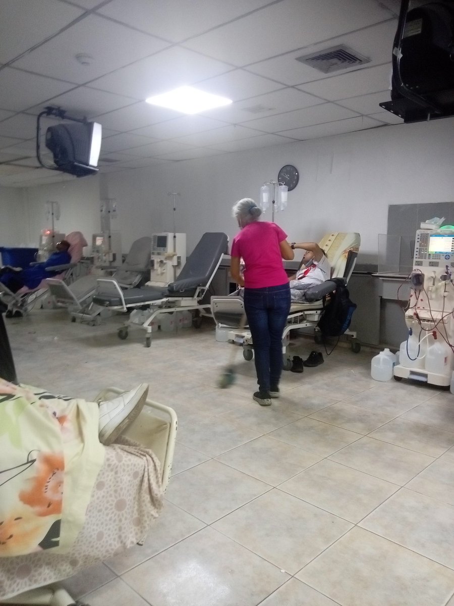 #CunaDeLibertadores <a href="/MagaGutierrezV/">Magaly Gutiérrez Viña</a> <a href="/Somosivss/">Instituto Venezolano de los Seguros Sociales</a> como es posible q familiares de los pacientes del centro de diálisis sur santa rosa Valencia hagan las labores de limpieza y el personal de limpieza cobrando 15 y último? Intervención a ese centro